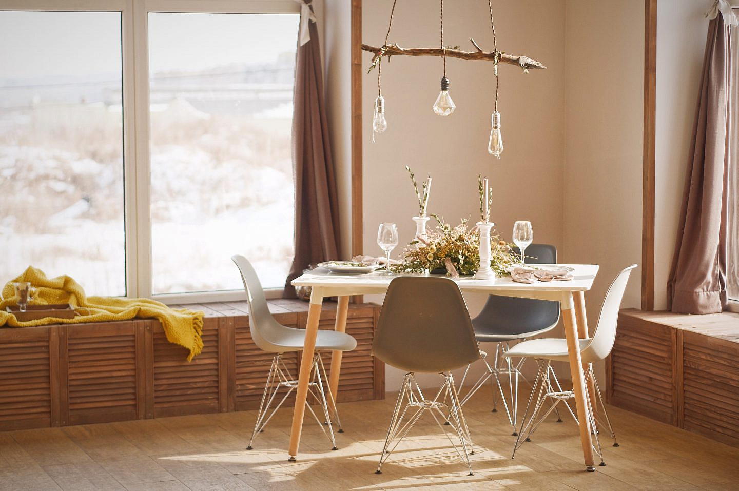 table and chairs modern- elegant-table-chairs