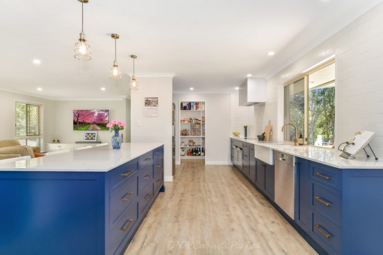 kitchen-butlers-pantry-custom-design-blue-white-kitchen-modern